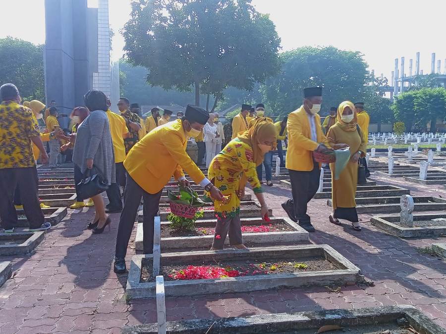 Ketua DPD Partai Golkar Sidoarjo Adam Rusydi tTabur bunga di Taman Makam Pahlawan Sidoarjo