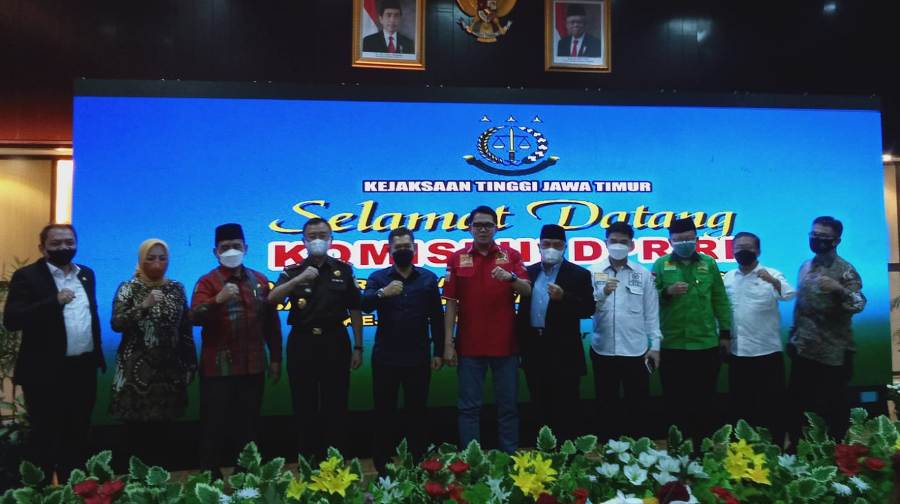 Komisi III DPR RI dan Kejati Jatim foto bersama seusai kunker di Kejaksaan Negeri Surabaya